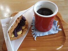 大石林山での疲れをとるため、大宜味村にある『ガーデンcafeメリ』で甘いもの休憩をとりました。

ワッフルセット　￥600円をいただきました。