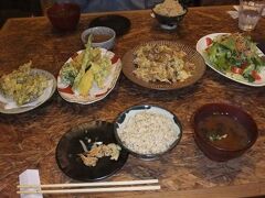 ２日目の夕食は、沖縄残波岬ロイヤルホテルから車で5分くらのところにある『膳（zen）』という沖縄料理屋さんでいただきました。

センスの良い店内でした。
座席数は少ないので予約をしたほうが安心みたいです。

・サラダ　・麩ちゃんぷる　・玄米ごはん　・野菜の天ぷら　・もずくの天ぷら

おいしかったです。
昼も営業しているみたいなので、機会があったらまた来たいです。