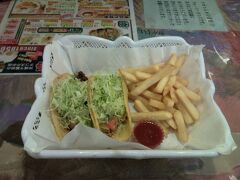 ３日目の昼食は、タコスを食べに沖縄市の中央パークアベニューにある『チャーリー多幸寿』に来ました。

朝ごはんを食べ過ぎたので、食べられる限界としてタコス２個のセットにしました。
イメージしていたよりもあっさりしててサクっと食べられました。
うまかった。
