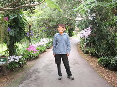 昼食後、うるま市にある『ビオスの丘』に来ました。
入場料　大人：￥690-。

花はちゃんと咲いていますが２月ということもあり、ちょっと寂しい感じもします。
園内を歩くには調度良い陽気です。夏に来たら、汗だくになりそう。