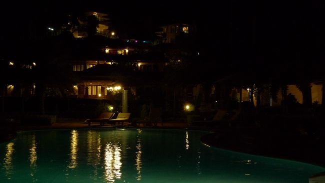 夜のプールはなかなか幻想的でした。