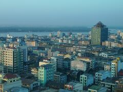 朝、ホテルの部屋からの撮影です。
ヤンゴン川がよく見えます。