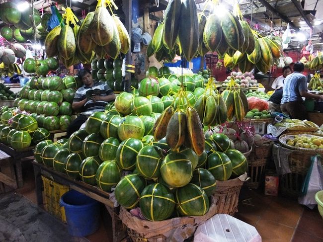 スラバヤ：グンテン市場<br />結局、夜まで小雨が続く。ホテルへ戻った。<br />ここで香港人のKさんとはお別れ。翌々日の便でバンコクへ。協力しながらの楽しい旅でした。何よりも日本語で意思疎通ができて、非常に感謝してます。それから、またバンコクでお会いしましょう。