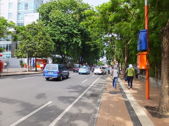 7日目(1/4)：スラバヤ (写真：スラバヤの通り)<br />ジョグジャとは違い、真新しいビルが立ち並び、商業都市でした。<br />デパートは点々とあるが、観光するところも特になかった。<br />昨日乗った茶色の乗合バン(Rp.4000)に乗り、途中で「路線バスに乗り換えて」と言われ、前に信号待ちしていた路線バス(Rp.5000)に乗った。空港行のバス(Rp.20000)で空港へ。<br />今日も午前中は晴れて、午後2pm頃になると雨が土砂降りとなった。そのため、帰りの飛行機の出発は視界不良のため、1時間遅れた。<br /><br />毎回、バックパッカーの旅でしたが、今回2人の旅人とシェアしたので個人的には贅沢な旅となりました。あと、雨がネックで観光が思うようにできなかった。