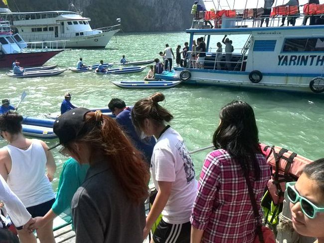 シーカヌーツアーとは中型船に乗ってプーケット近くの小島を回り、島の近くは3人乗りのカヌーに乗り換えて、洞窟の中に入って観光をしたりするものです。<br /><br />観光ポイントに着くと船からカヌーが下され、漕ぎ手ガイドさん一人とお客さん2〜3人がそのカヌーに乗り込みます。