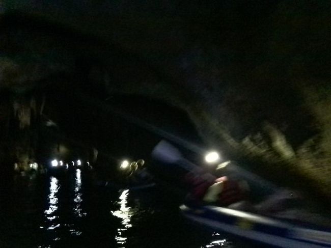 当然真っ暗。<br /><br />ゾウの形の鍾乳石など、見どころになったらガイドのポムさんの頭に付けたライトで照らして見せてくれます。<br /><br />写真も撮りましたが、さすがにブレブレでうまく写っていませんでした。