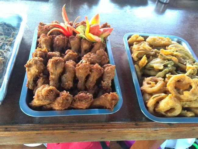 ランチは船の1階キッチンでおばさん達が作ってくれていて、島から島に移動中にランチタイム。<br /><br />鶏の唐揚げ、野菜の唐揚げ、パイナップルの唐揚げも！<br />