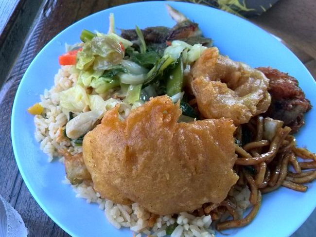 他にチャーハン・野菜炒め・焼きそば・魚フライなど。<br /><br />夫がよそった盛り合わせ<br />