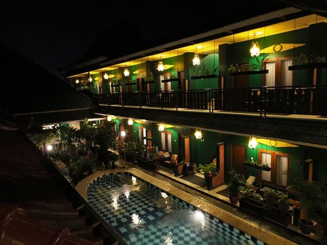 Hotel Rengganis<br />Ngadinegaran MJ3 No.133<br />Mantrijeron Yogjakarta<br /><br />Jl. Tirtodipuranから更に小道に入るとある(Magaスーパーから数分)。<br />新しいホテルで設備は全て整っている。<br />タブルベット＋エキストラベットで約Rp.450000。<br />でも駅を利用する場合は駅周辺のホテルの方が便利。<br />