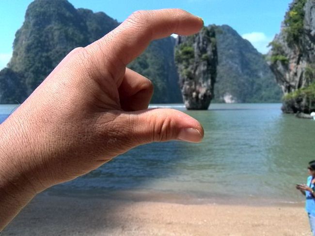 007の映画ロケ地となった、ジェームズボンド島。<br /><br /><br />次の島では1時間ほどビーチに上陸し、泳いだりカヌーを漕いで遊んだりしました。<br />漕ぎ手ガイドはすいすい漕いでくれますが、私や夫が漕いでも全然うまく進まず、結構難しかったです。<br /><br />帰りの船内ではスタッフがマジックショーを見せて、楽しませてくれました。<br /><br />中型船・カヌー・漕ぎ手ガイドとランチ・飲み物・送迎がついて、丸1日遊んでひとり1400Ｂ（4200円）。すごく価値があると思います。<br />何度でも行きたい　っていう感じではありませんが。