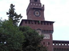 　今回の旅行で最初の観光地になるミラノのスフォルツェスコ城です。
　
