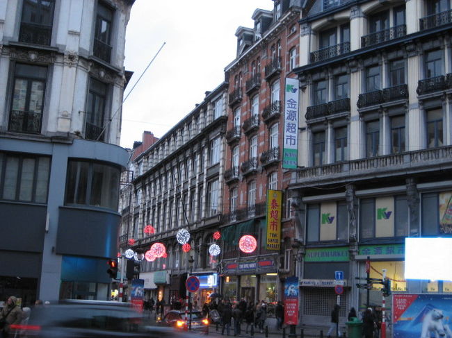 ブリュッセルの中華街<br /><br />スーパーに入ってみると臭いはやっぱり　「中華」　でした（＾＾；）<br /><br />元旦だからか閉まっているお店ばかりでスーパーを２軒ホド行って買い物しました