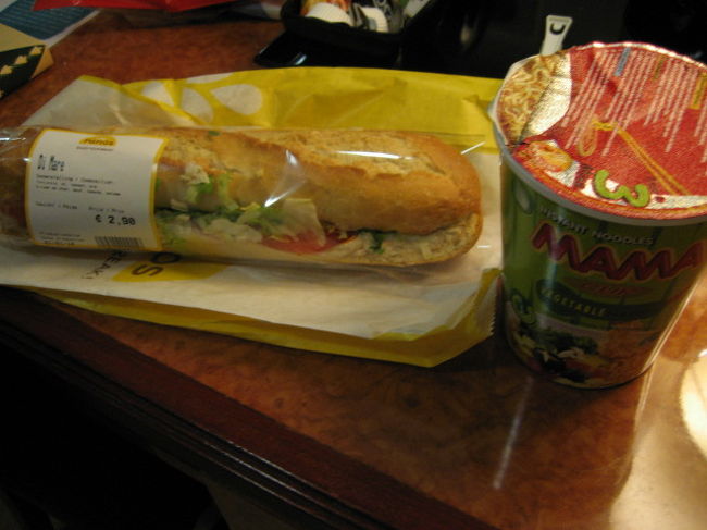 ヨーロッパの食べ物は高い！！と聞いていたけど予想以上の高さにビックリ（＞＜）<br /><br />色んなお店のメニューを見ても１０ユーロ以下の物がないんですぅぅ〜〜（；；）<br /><br /><br />結局<br />駅にあったパン屋さんで買ったサンドイッチとスーパーで買ったカップ麺で晩御飯（＾〜＾；）<br /><br /><br />でも<br />このサンドイッチのパンが感動的に美味しいんですぅ〜（＃＞0＜＃）<br />