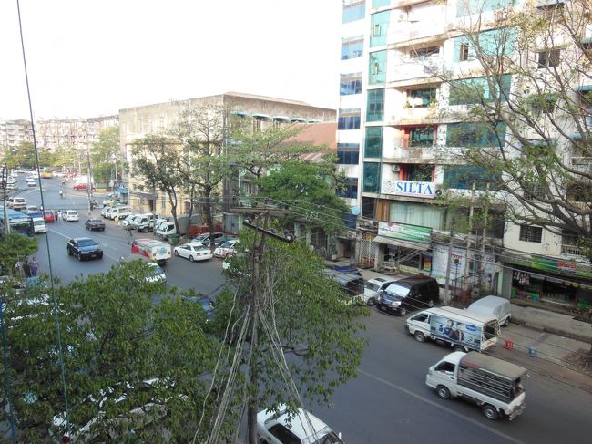 写真は、共用ベランダ（４階）から眺めた通り<br /><br />ＷｉＦｉは２階フロント付近用と客室用の二つがありましたが、私のポンコツＰＣはなぜかフロント用しか室内で識別できませんでした。<br /><br />それでも、日本国内並みとはいきませんが、室内使用に支障がない程度には使えました。<br />８月のインドネシアや、３月のネパールなどよりは、はるかに良好でした。