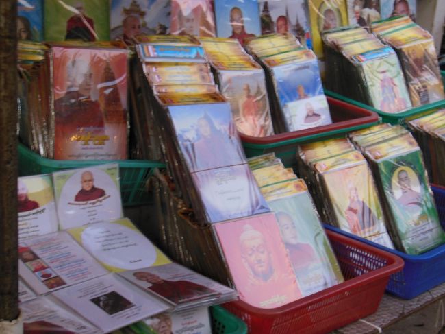 出店にはお坊さんのＣＤが並んでいます。ありがたい話が入っているのでしょうか。