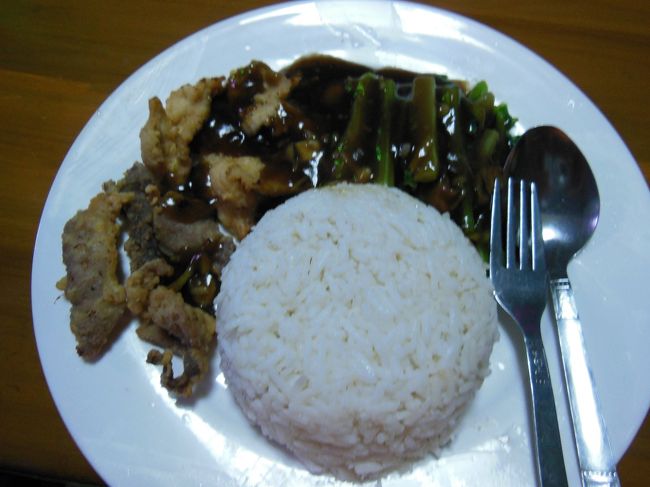 スーレー・パゴダから遠くない、以前泊まったことがある「ビューティー・ランド・ホテル?」付近の店で夕食。<br /><br />飲み物を入れて3100チャット　<br /><br />ミャンマーを最初訪れたとき、魚カレーを頼むと油に浮かぶ魚が出てきて、それ以来「ミャンマーの食事はまずい」という意識がありましたが、今回は、どこでもそこそこおいししい食事ができました。<br /><br />ホテルへは自転車の横に客席をつけたサイカーで戻ります。1000チャット。<br /><br />ホテルそばの店で、水が200チャット　なおホテル近くには夜12時まで営業しているコンビニもあります。<br />ミャンマーも変わっています。<br /> <br />明日は、ヤンゴンの環状線（鉄道）などにも乗ってみようかと思っていますが、どうなりますか。