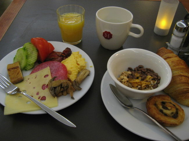 ２０１４年１月２日<br /><br /><br />朝早くから目が覚めちゃった（*0*）<br /><br /><br />で<br />７時半頃に朝ごはんを食べに１階へ・・・・<br /><br />このホテルは６：３０AM〜１１：００AMまでモーニングらしく<br />しかもヨーロッパの人っていうのは朝がゆっくりしているのかこんな時間からごはんを食べてるのは数人だけ<br /><br /><br />ベルギーの朝は明けるのが遅く８時を過ぎてやっと外が明るくなります