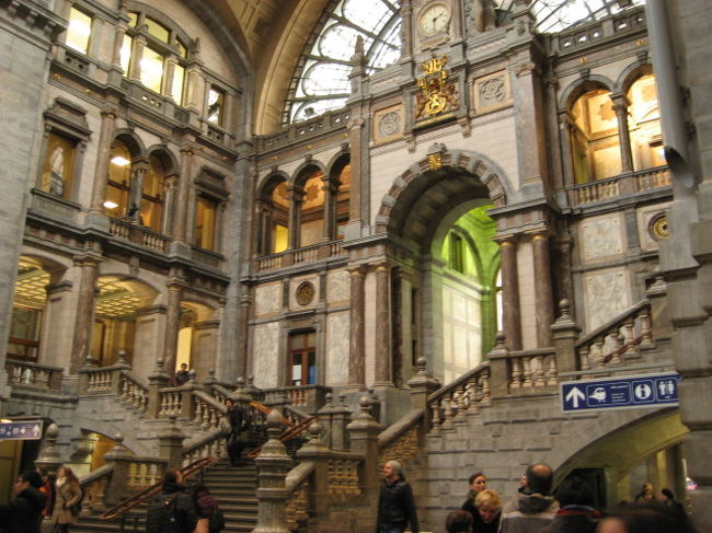 １０：３２AM発の電車に乗って　アントワープ　へ　　２０ユーロ（約2900円）<br /><br />今回乗った列車は　IR　<br />昨日乗ったICよりだいぶと古くて汚いでした（−0−）<br />ブリュッセルからアントワープまでは約３０分<br /><br /><br />アントワープの駅ってキレイな事でとっても有名（＃＾▽＾＃）<br />これも駅