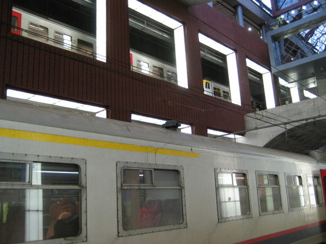 ホームは２階式