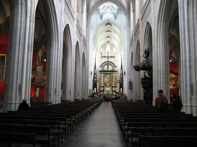 拝観料６ユーロ（約870円）を払って中へ<br /><br />フラッシュを付けなければ写真は撮り放題です