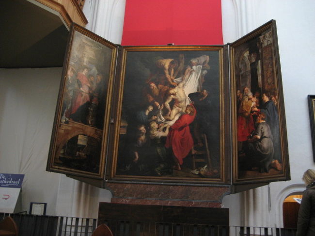 ネロの絵はどこかなぁ〜って探しながら前に行くと右側の一番前にありましたぁーーーー<br /><br /><br />