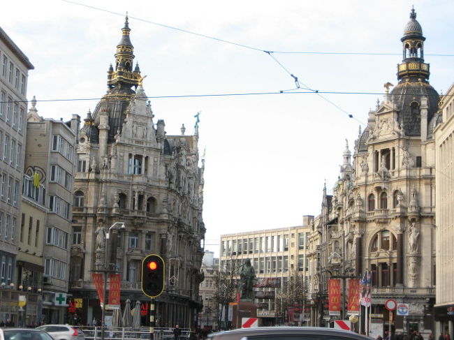 アントワープ駅までテクテク歩いて帰りました<br /><br /><br />ココは駅前の大通り<br />とっても風情がありますぅ〜