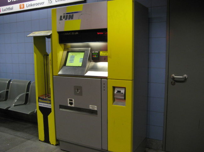 地下鉄のチケットの自販機