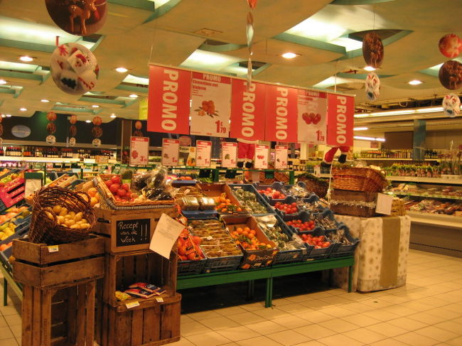 デルレイの道を挟んで向かい側にあった建物の地下１階にあったスーパーマーケットでお買い物<br /><br />ブリュッセルよりちょっとだけ安いかなぁ〜って思ってまたまたお土産用にお買い物<br /><br /><br />しかし（＃ー〜ー＃）<br />スーパーってどこの国に行っても楽しいですﾈ