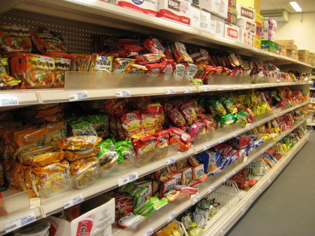 中華街のスーパーのラーメン類<br /><br />中華系のスーパーにはラーメンは多いけど、地元系のスーパーやコンビニ系ではラーメンって殆ど売ってないです