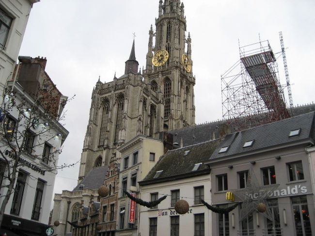 地下鉄の駅から適当に地上に上がってみると目の前に一番行きたかった教会<br /><br />ﾗｯｷｰ（＾＾）ｖ<br /><br /><br />ここに「フランダースの犬」のネロが最後に見たルーベンスの絵があるんですﾖｰｰｰﾝ