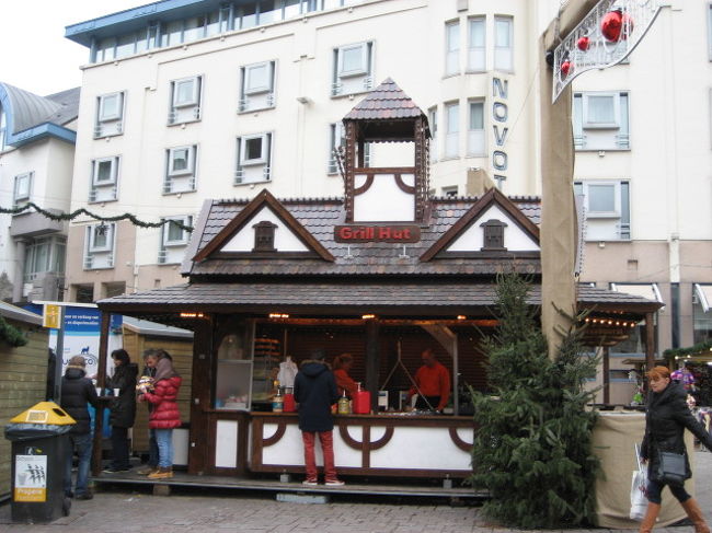 写真を撮った時は人が少ないけど、人だかりのお店を発見<br /><br />何売ってるんかなぁ〜