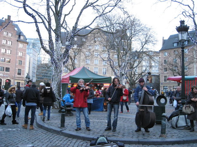 14：25発の列車に乗ってブリュッセルに帰りました<br /><br />駅からグランスラスに行く途中の広場で路上生演奏♪<br /><br />色んなところでやってますぅ〜