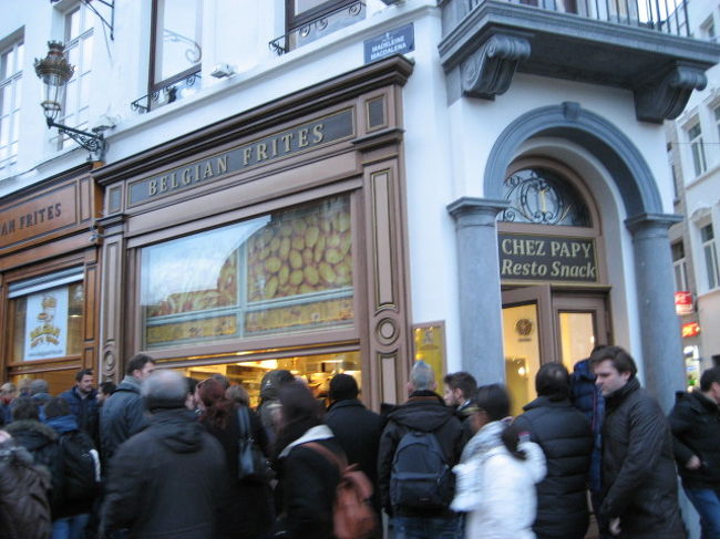 その広場の所にあるフリッツの有名店<br /><br />フリッツ・・・<br />つまりフレンチフライはベルギー生まれましいです（＾＾）☆<br />第一次世界大戦の時にベルギーはフランス語圏だったので米英軍が勘違いして　「フレンチフライ」と名付けたとか・・・