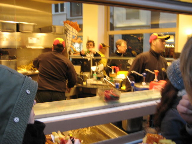 店員のおにいさん達も大忙しですぅ〜