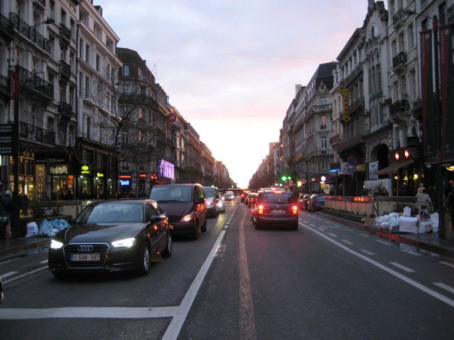 フリッツを食べながらブぅ〜ラブラ<br /><br />もう夕方です