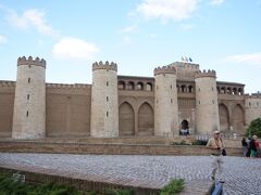 続いてアルハフェリア宮殿へ向かいます。アラゴン王国の宮殿として使われたという。11世紀から繁栄の歴史を物語っているとのこと。イタリアナポリもその歴史の一部。