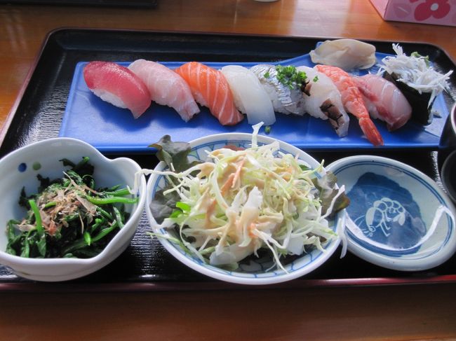 頼んだのは握り、700円。<br />本当はランチだとこれが500円で食べられるんですよー。<br />ランチ目当てで行きましたが、2:30まででした。<br />シャリがすごく小さかったですが、500円はお得ですよね。<br /><br />ここから一気にホテルを目指します。