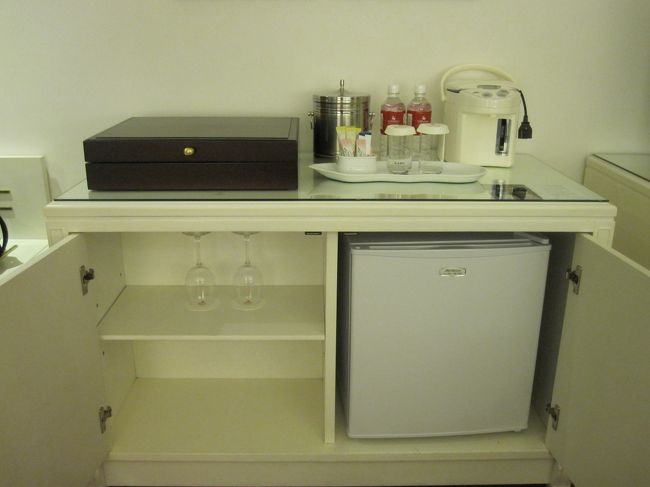 冷蔵庫は小さめで、ワイングラスがありました。<br />お水は翌日も補充されていて、左側のケースにはコーヒー、紅茶等が入っています。