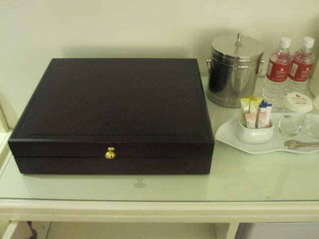 この箱の中にコーヒーと紅茶のパック、マグカップが入っています