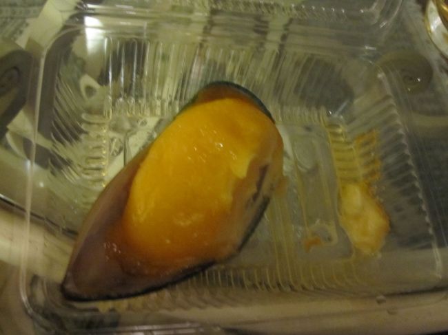 今日はお昼が遅かったので夕飯は部屋で軽くつまむ事にしました。<br /><br />おんなの駅で買って来た、ムール貝ウニソース（旦那はいまいちと）<br />100円。