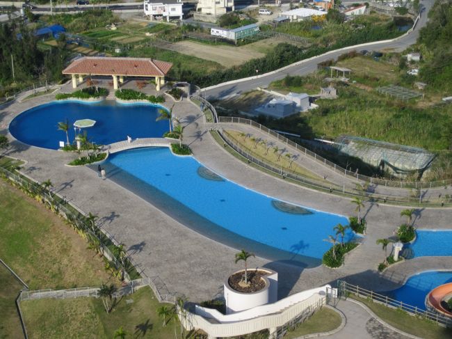 ホテルのプールは結構大きく、スライダーもありました。