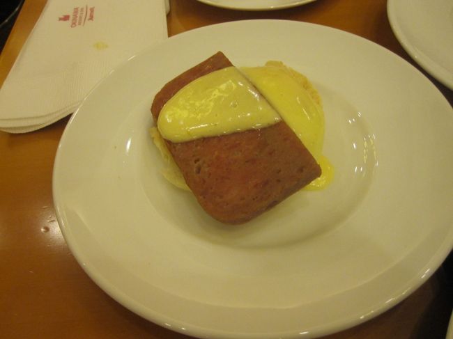 これは沖縄風。<br />スパム乗せてソースかけただけ。<br /><br />せっかく注文を受けてから作るんだったら、もう少し考えて欲しいです。<br /><br />