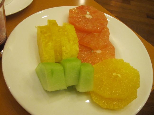 フルーツはカットしてあるのと丸ごとがあり、バナナ、りんご、キウイが皮付きで置いてありました。