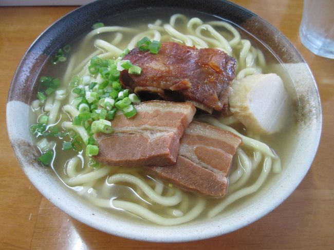 頼んだのは薫風そば500円。<br />三枚肉とソーキが入っています。<br />お肉はやわらかく煮込まれていて美味しかったですが、スープはもう少しパンチが欲しいとこで、自家製麺ならもう少しコシがあってもいいかなと。<br /><br />お店を出る頃には地元の人で満席になっていました。