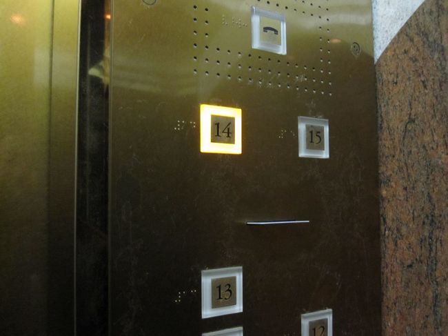 今回も嬉しい事にアップグレードしました〜(^O^)<br />14. 15階はカードキーが無いと押せないエグゼクティブフロアです。<br />普通は専用ラウンジが使えるのですが、アップグレードした私達は使えません。