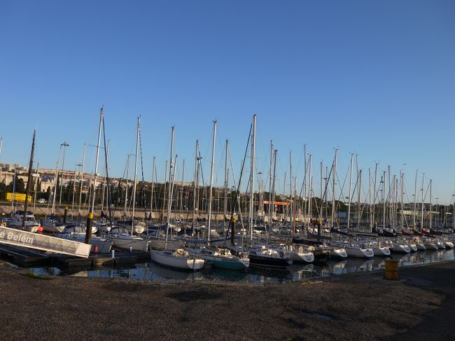 その向かいにはヨットがいっぱい停泊していた。<br />ヨットハーバーでもあるのかな。