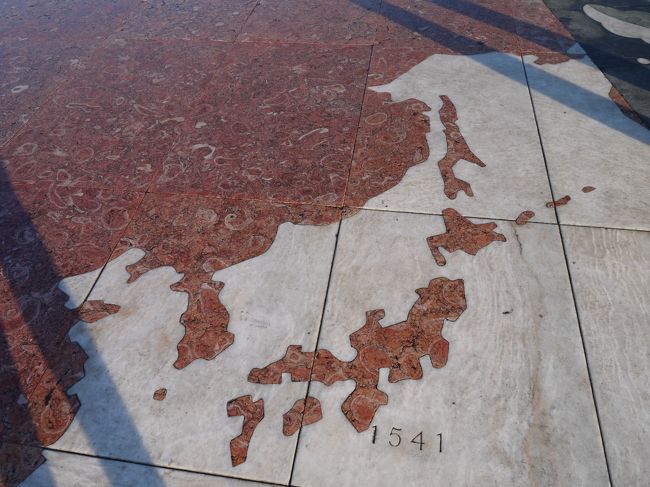 こちらが日本。<br /><br />地図にはポルトガルが世界各地に漂着した年号が刻まれている。<br />ポルトガル人が日本にはじめに到着したのは大分で大友宗麟にかぼちゃを伝えたと言われている。