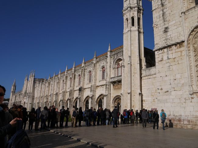 ジェロニモス修道院は大行列。<br />この日は日曜日。<br />2時までは入場無料だということもあるのかな？<br /><br />思ったより列は早く進んで、15分ぐらいで入場出来た。<br />入場料は無料だけどレシートのような入場券を発行してもらった。