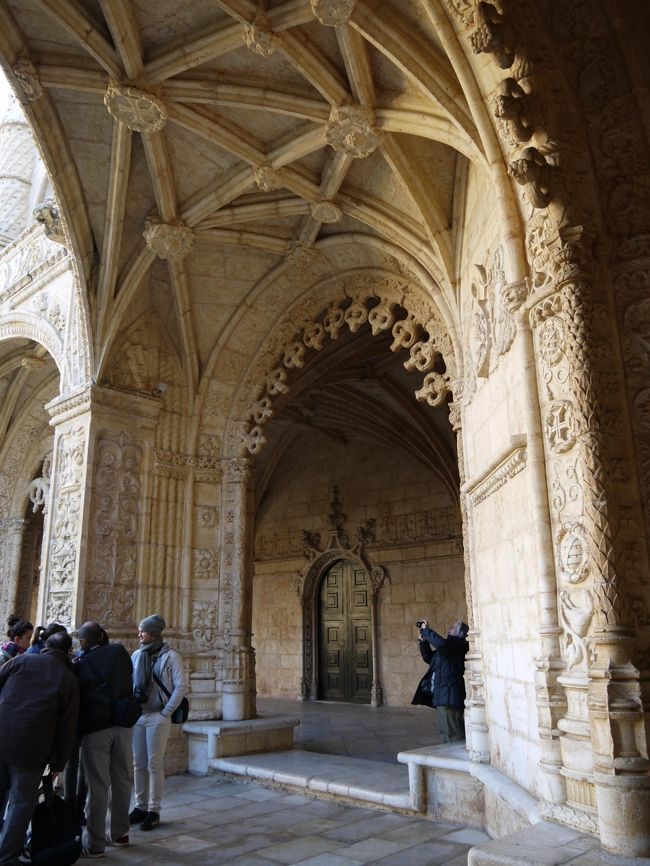 あれだけ人がいっぱい並んでいたけど、中は思ったほど混雑していない。<br />それだけ広いってことかな。