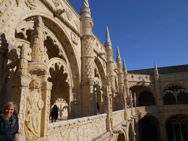 見事なマヌエル様式。<br /><br />ちなみにマヌエル様式とは…<br />15世紀後半の大航海時代のもので当時の国王マヌエル1世にちなんでいる。<br />船のロープや異国の植物を組み込んでポルトガル独自の装飾。<br />他の国では見かけない。